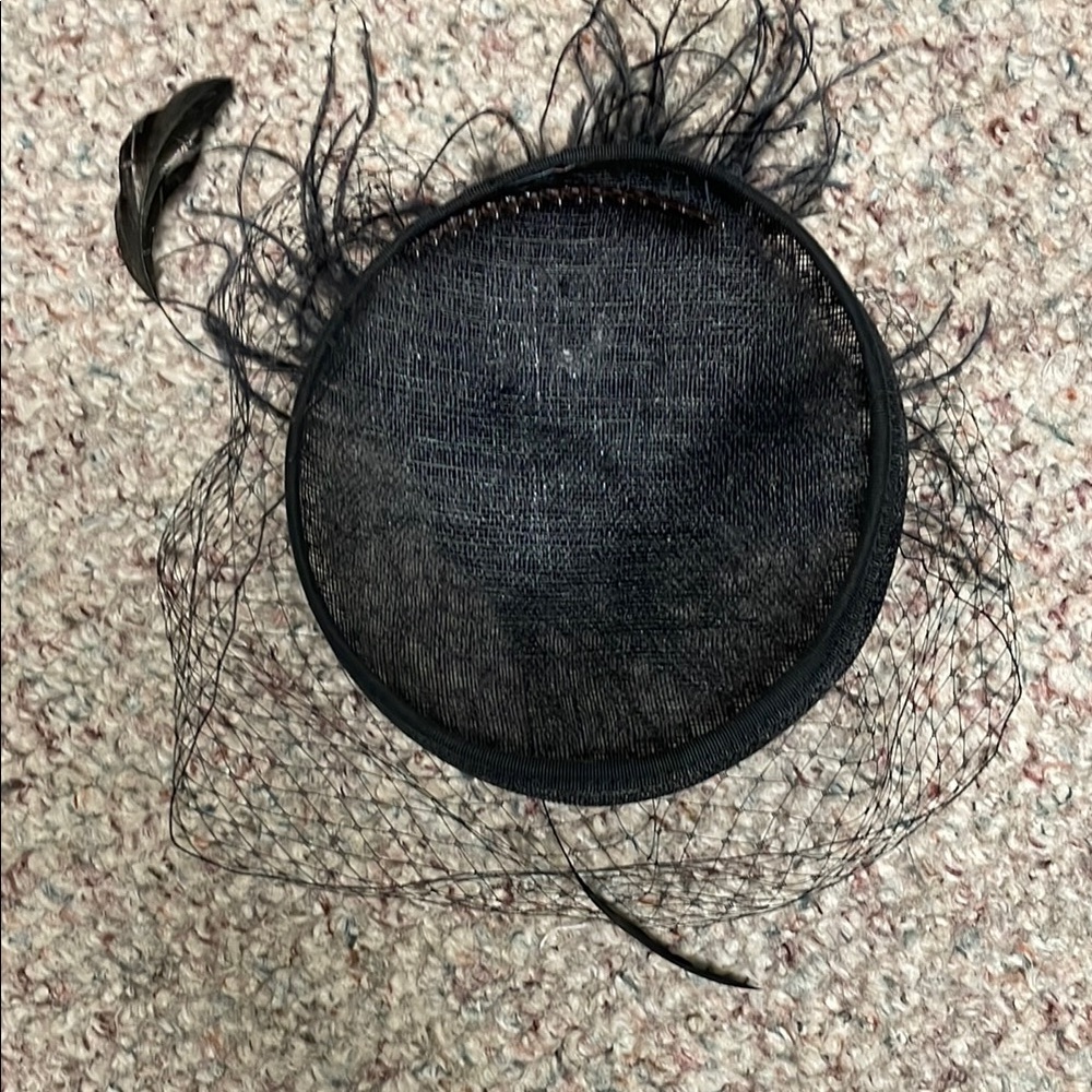 Vintage 40s/50s Black Fascinator with ostrich feather and mesh Veil - Picture 5 of 7